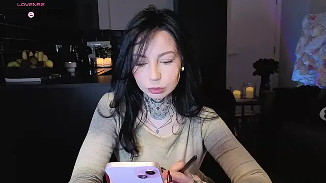 jeans-and-peach online show from 28, 9, 2025