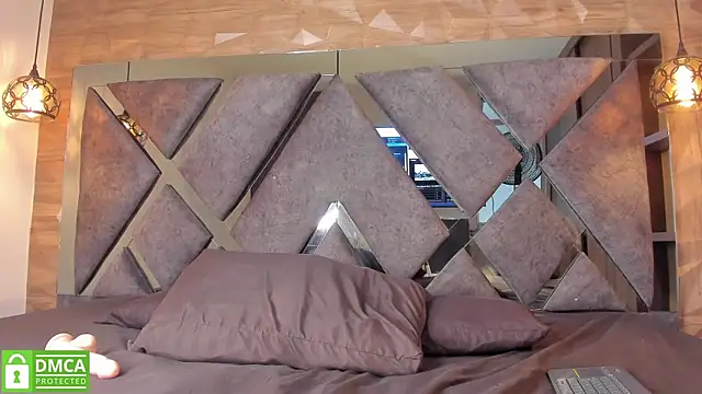 Scarlet  Jones  online show from 19, 11, 2025