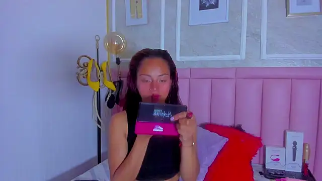 HoollyHendrix online show from 23, 2, 2026