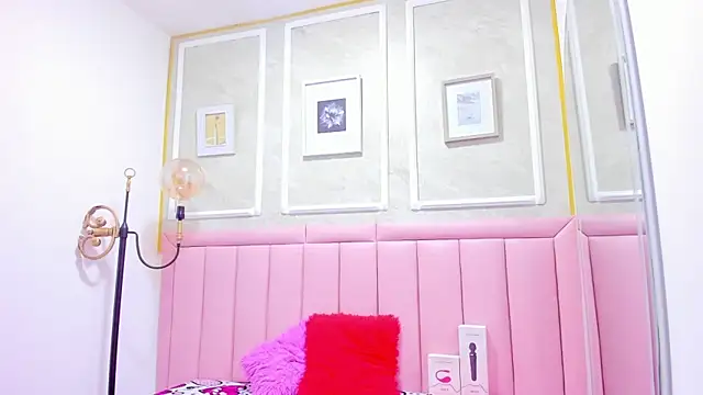 HoollyHendrix online show from 5, 12, 2025