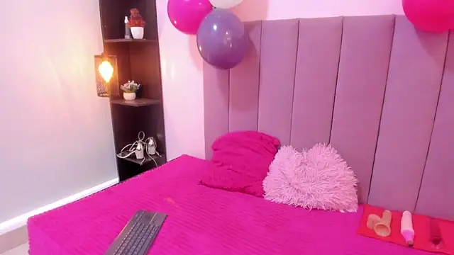 HoollyHendrix online show from 6, 11, 2025