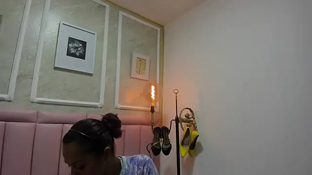 HoollyHendrix online show from 19, 12, 2025