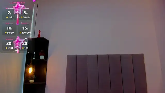 HoollyHendrix online show from 28, 10, 2025