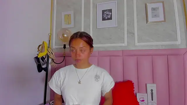 HoollyHendrix online show from 19, 2, 2026