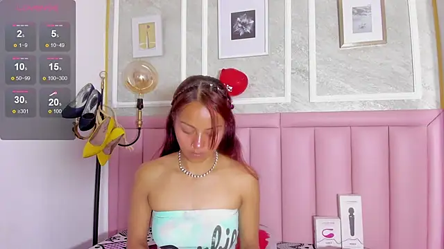 HoollyHendrix online show from 17, 2, 2026