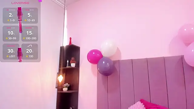 HoollyHendrix online show from 4, 11, 2025