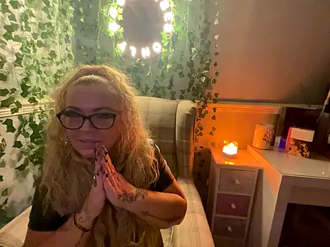 Snapshot of BonnyDesire chatting on 13, 11, 2025 BonnyDesire online show from 13, 11, 2025