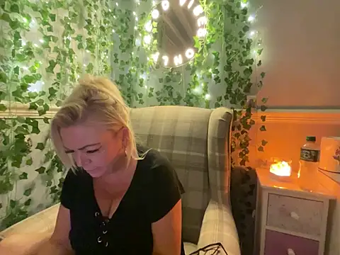 Snapshot of BonnyDesire chatting on 10, 11, 2025 BonnyDesire online show from 10, 11, 2025