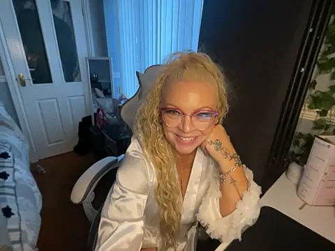 BonnyDesire online show from 15, 4, 2026