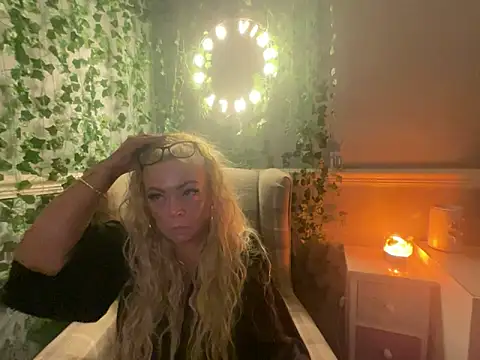 Snapshot of BonnyDesire chatting on 1, 10, 2025 BonnyDesire online show from 1, 10, 2025