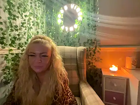 Snapshot of BonnyDesire chatting on 2, 10, 2025 BonnyDesire online show from 2, 10, 2025