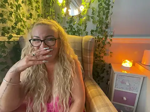 Snapshot of BonnyDesire chatting on 3, 10, 2025 BonnyDesire online show from 3, 10, 2025