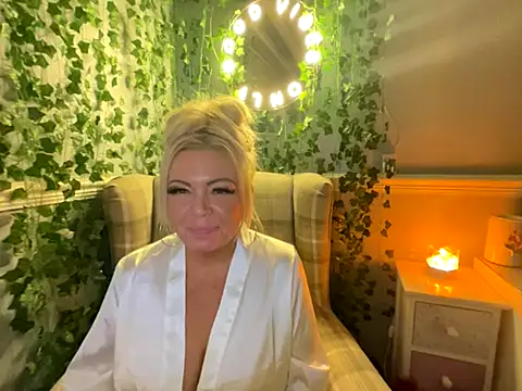 Snapshot of BonnyDesire chatting on 28, 10, 2025 BonnyDesire online show from 28, 10, 2025