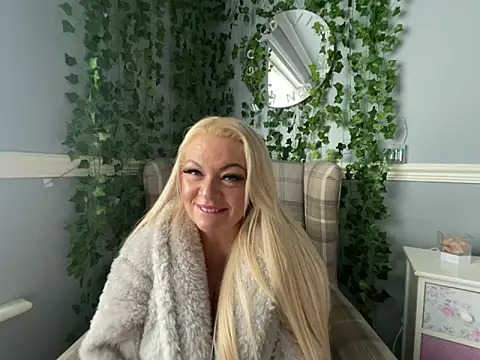 Snapshot of BonnyDesire chatting on 25, 10, 2025 BonnyDesire online show from 25, 10, 2025