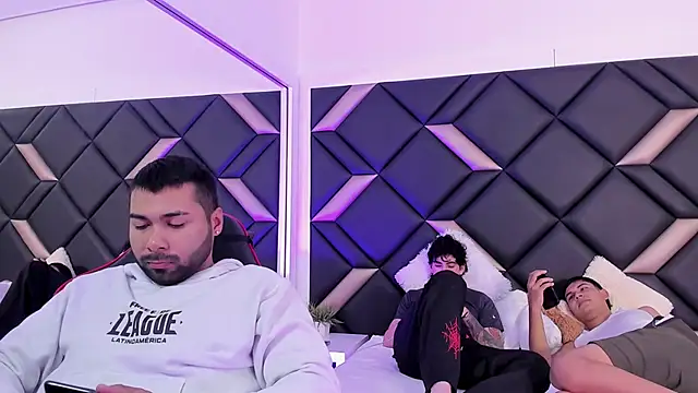 Snapshot of Hot_Threesomee chatting on 11, 11, 2025 Hot Threesomee online show from 11, 11, 2025