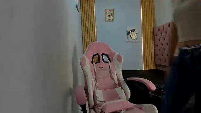 Snapshot of Naomis_35 chatting on 9, 10, 2025 Naomis 35 online show from 9, 10, 2025