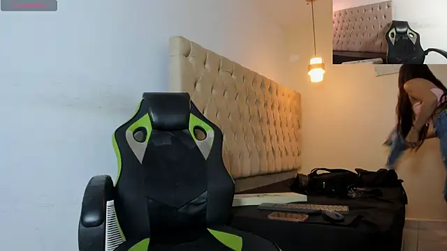 Snapshot of Naomis_35 chatting on 8, 10, 2025 Naomis 35 online show from 8, 10, 2025