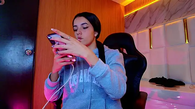 Snapshot of sophiadoll_tf chatting on 29, 10, 2025 sophiadoll tf online show from 29, 10, 2025