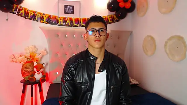 Snapshot of SalvadorFit chatting on 8, 10, 2025 SalvadorFit online show from 8, 10, 2025