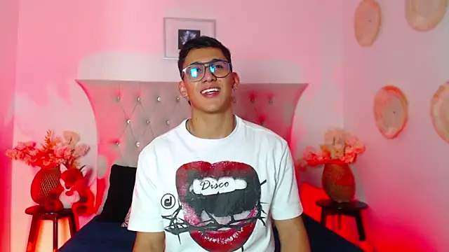 Snapshot of SalvadorFit chatting on 7, 11, 2025 SalvadorFit online show from 7, 11, 2025