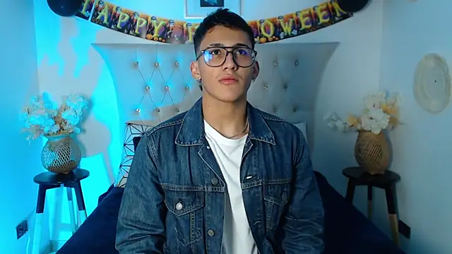 Snapshot of SalvadorFit chatting on 20, 10, 2025 SalvadorFit online show from 20, 10, 2025