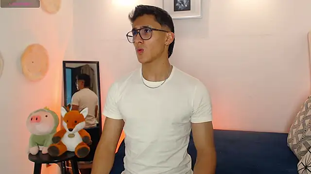 Snapshot of SalvadorFit chatting on 10, 11, 2025 SalvadorFit online show from 10, 11, 2025