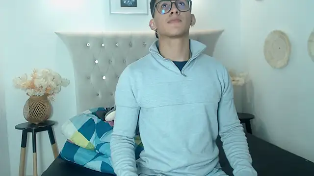 Snapshot of SalvadorFit chatting on 4, 11, 2025 SalvadorFit online show from 4, 11, 2025