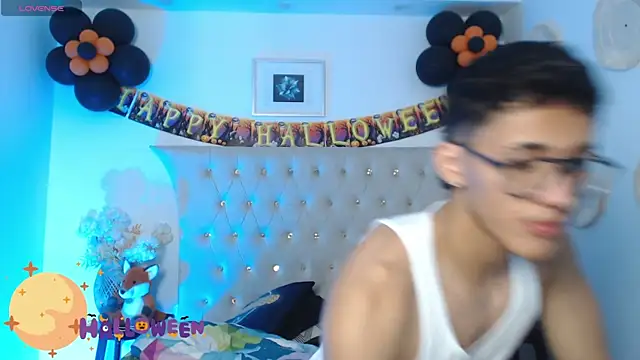 Snapshot of SalvadorFit chatting on 27, 10, 2025 SalvadorFit online show from 27, 10, 2025