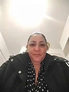Lunita86 online show from 9, 6, 2026
