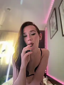 Snapshot of Valirae chatting on 11, 10, 2025 Valirae online show from 11, 10, 2025