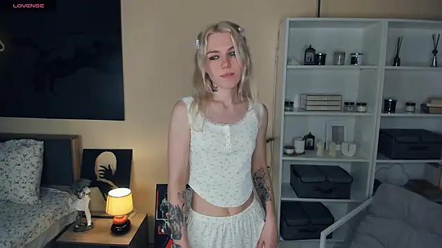 Snapshot of DianeHonnette chatting on 9, 10, 2025 DianeHonnette online show from 9, 10, 2025