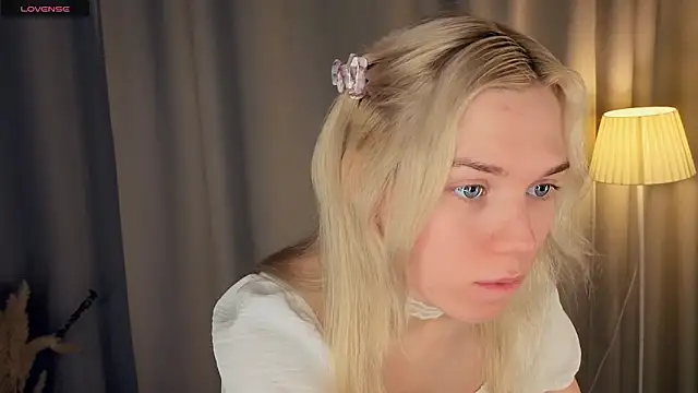 Snapshot of DianeHonnette chatting on 28, 11, 2025 DianeHonnette online show from 28, 11, 2025