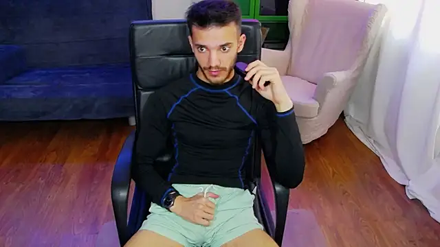 Snapshot of DominicValente chatting on 21, 10, 2025 DominicValente online show from 21, 10, 2025