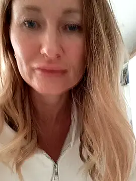 Risky-SquirtingGirl online show from 20, 9, 2025