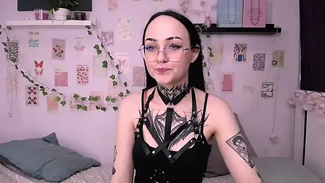 Snapshot of MollyKissy chatting on 5, 10, 2025 MollyKissy online show from 5, 10, 2025