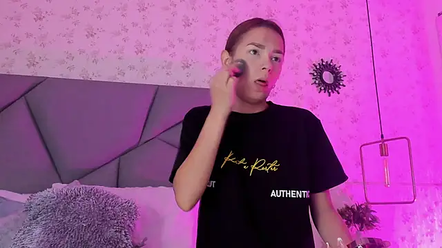 Snapshot of meganandtylerr19 chatting on 18, 11, 2025 meganandtylerr19 online show from 18, 11, 2025