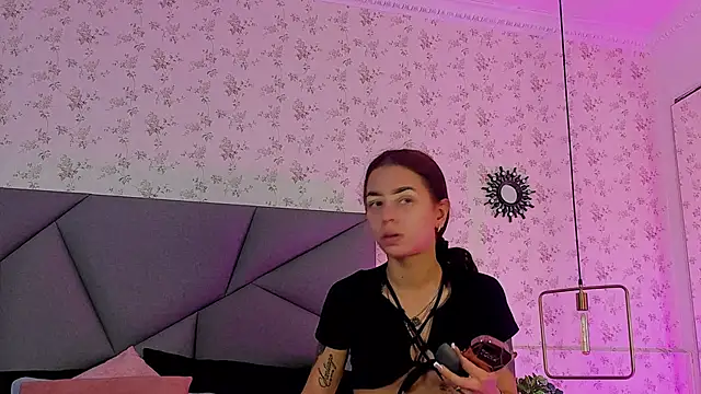 Snapshot of meganandtylerr19 chatting on 6, 11, 2025 meganandtylerr19 online show from 6, 11, 2025