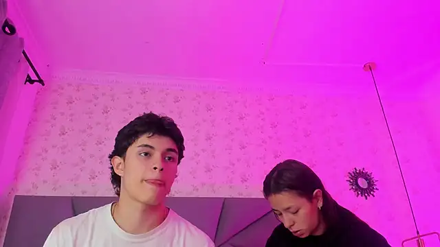 Snapshot of meganandtylerr19 chatting on 24, 11, 2025 meganandtylerr19 online show from 24, 11, 2025