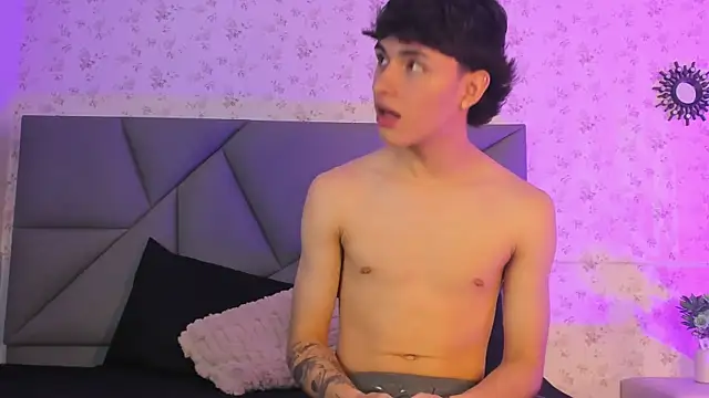 Snapshot of meganandtylerr19 chatting on 17, 10, 2025 meganandtylerr19 online show from 17, 10, 2025