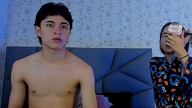 Snapshot of meganandtylerr19 chatting on 11, 11, 2025 meganandtylerr19 online show from 11, 11, 2025