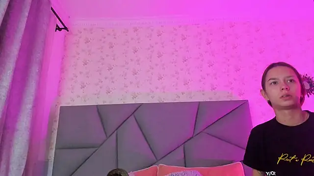 Snapshot of meganandtylerr19 chatting on 23, 11, 2025 meganandtylerr19 online show from 23, 11, 2025