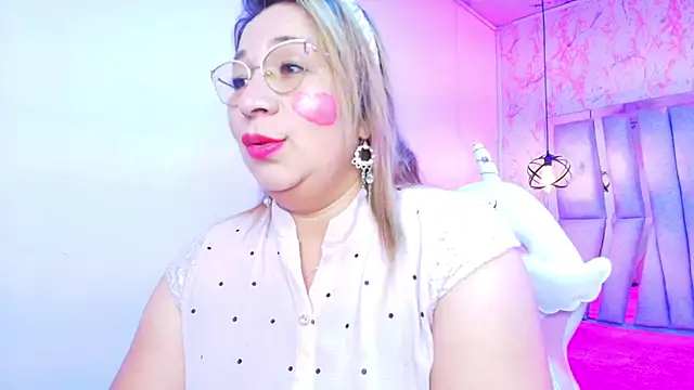 Snapshot of MaylinRosse_ chatting on 7, 10, 2025 MaylinRosse online show from 7, 10, 2025