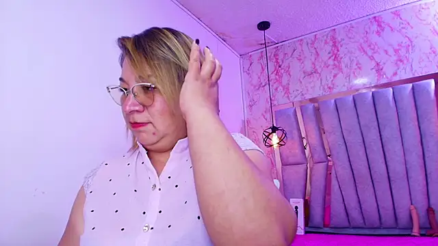 Snapshot of MaylinRosse_ chatting on 3, 11, 2025 MaylinRosse online show from 3, 11, 2025