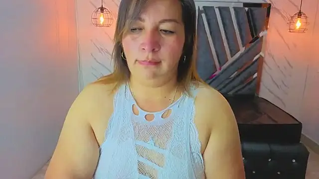 Snapshot of MaylinRosse_ chatting on 6, 7, 2026 MaylinRosse online show from 6, 7, 2026