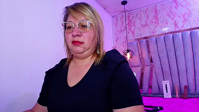 Snapshot of MaylinRosse_ chatting on 5, 11, 2025 MaylinRosse online show from 5, 11, 2025