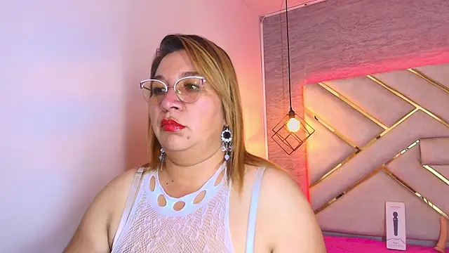 Snapshot of MaylinRosse_ chatting on 8, 11, 2025 MaylinRosse online show from 8, 11, 2025