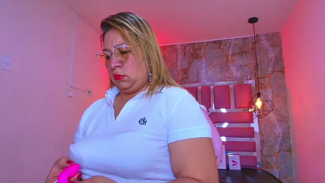 Snapshot of MaylinRosse_ chatting on 18, 11, 2025 MaylinRosse online show from 18, 11, 2025