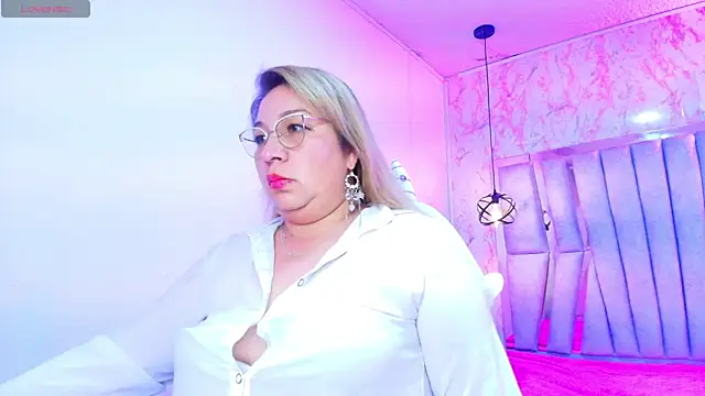 Snapshot of MaylinRosse_ chatting on 17, 10, 2025 MaylinRosse online show from 17, 10, 2025