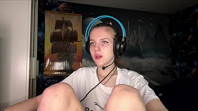 Elira Breeze online show from 12, 11, 2025