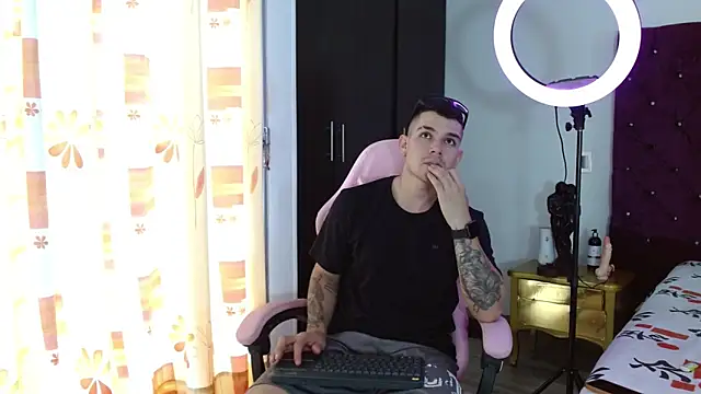 Snapshot of BooyHott_ chatting on 13, 11, 2025 BooyHott online show from 13, 11, 2025